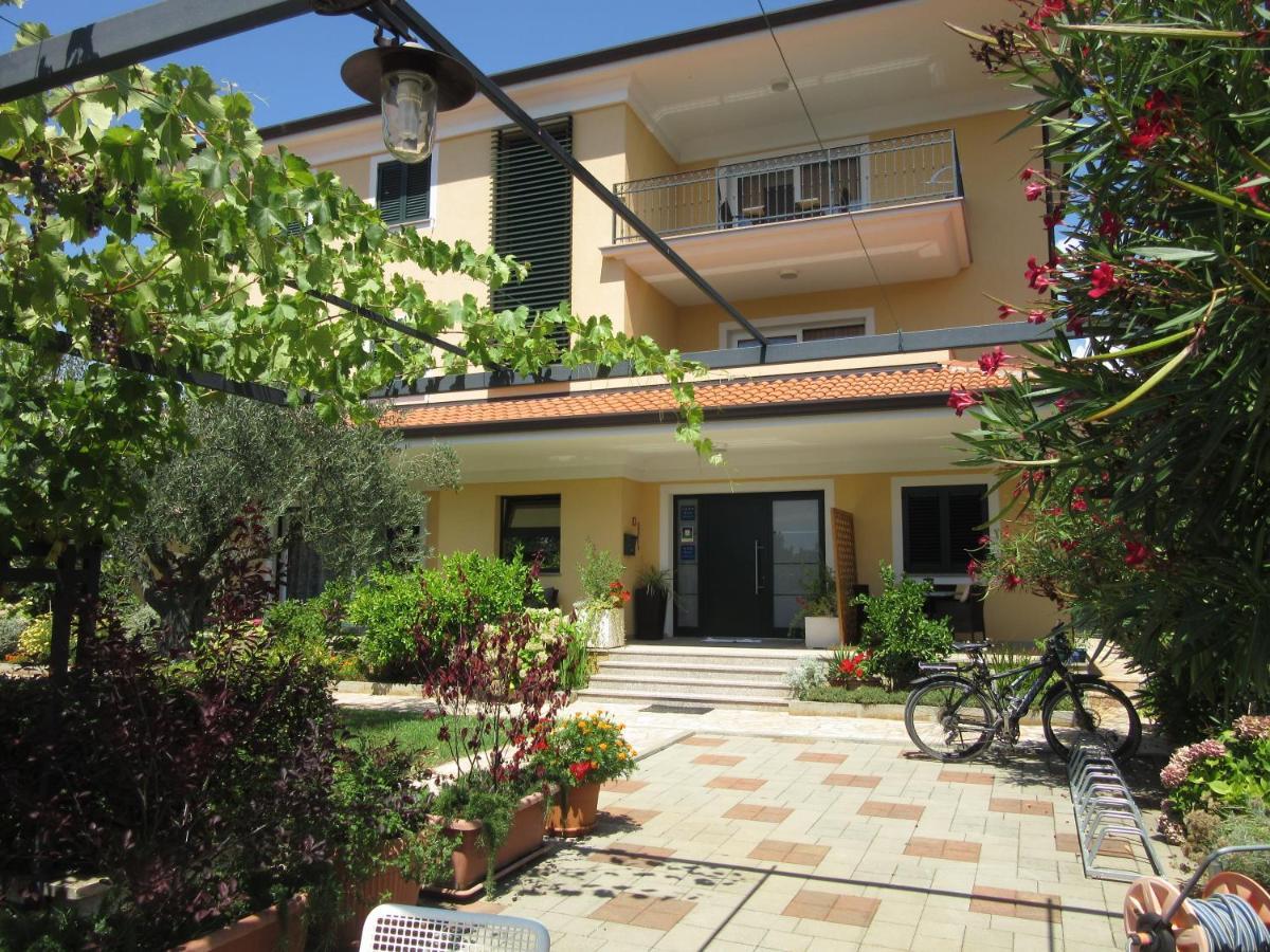 Villa Ema Ровин Екстериор снимка