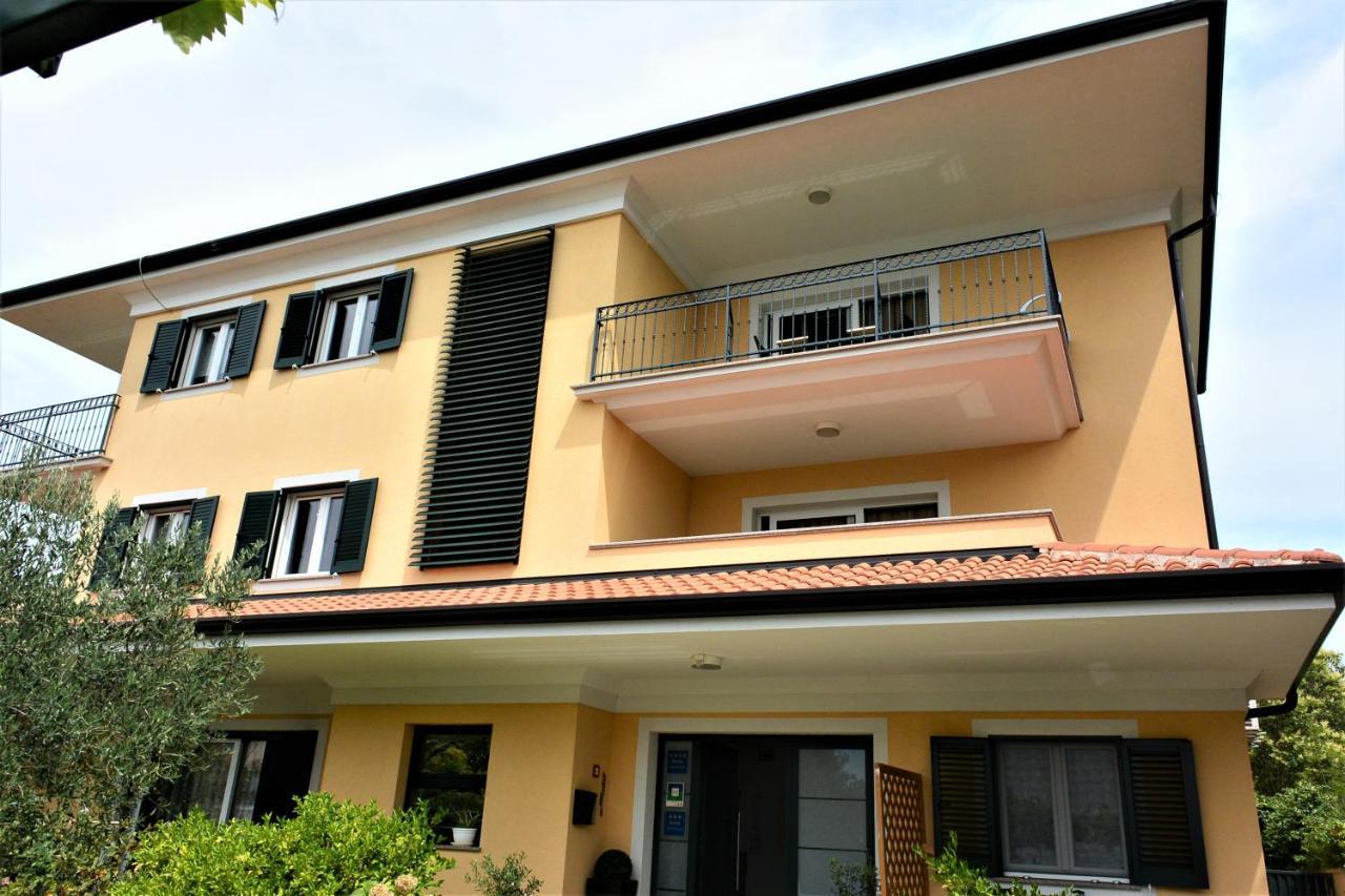 Villa Ema Ровин Екстериор снимка